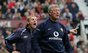 Cầu thủ Man City được khuyên trả lương để Ferguson ở lại Man Utd