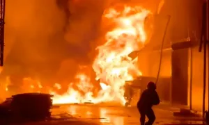 Công ty tái chế nhựa bốc cháy ngùn ngụt